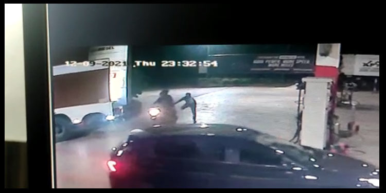 പെട്രോള് പമ്പില് നിന്ന് ബൈക്കിലെത്തിയ സംഘം അരലക്ഷം രൂപ തട്ടിപ്പറിച്ചു ; സംഭവം ഇന്നലെ അര്ദ്ധരാത്രി