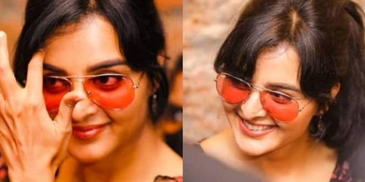 സന്തോഷകരമായ പുഞ്ചിരി കണ്ണുകളെ ഈറനണിയിക്കും ; ചിത്രങ്ങളുമായി മഞ്ജു വാര്യർ
