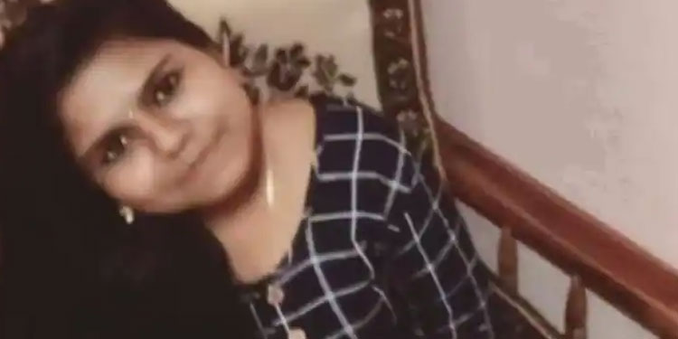 പാലക്കാട് എംഇഎസ് കോളേജ് വിദ്യാർത്ഥിനി തൂങ്ങിമരിച്ചു ;  ഫീസടയ്ക്കാൻ വൈകിയത് കൊണ്ടെന്ന് സഹോദരൻ