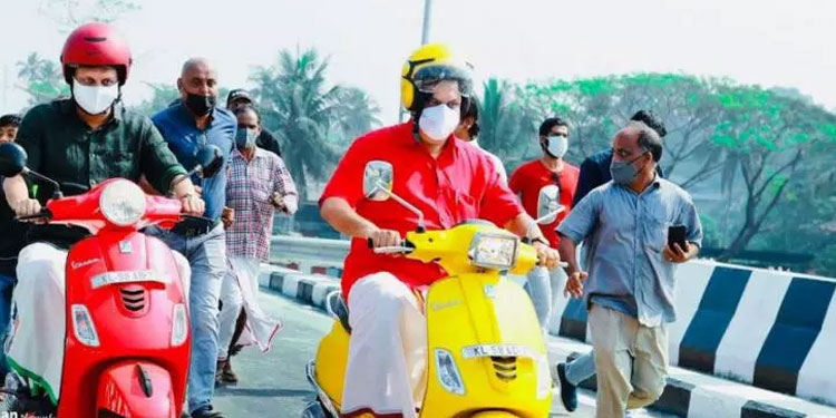 ചുവന്ന സ്‌കൂട്ടറിൽ മന്ത്രി, മഞ്ഞ സ്കൂട്ടറിൽ എംഎൽഎ ;   കളർഫുളായി പാലം ഉദ്ഘാടനം