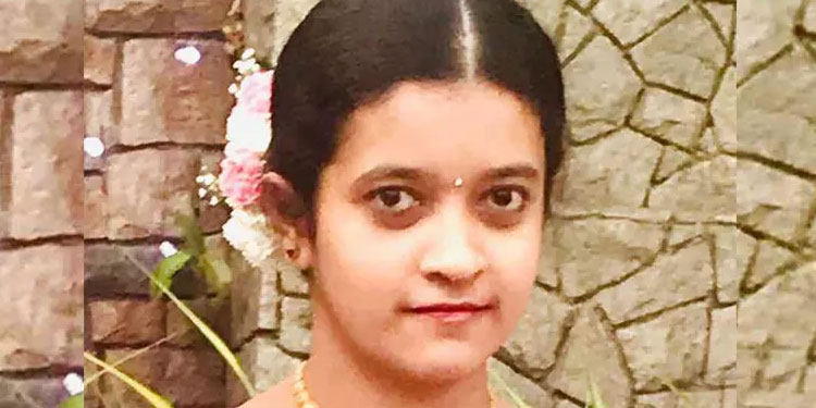 കുടുംബത്തോടൊപ്പം സഞ്ചരിക്കവെ കാറപകടത്തിൽ പരിക്കേറ്റ യുവതി മരിച്ചു