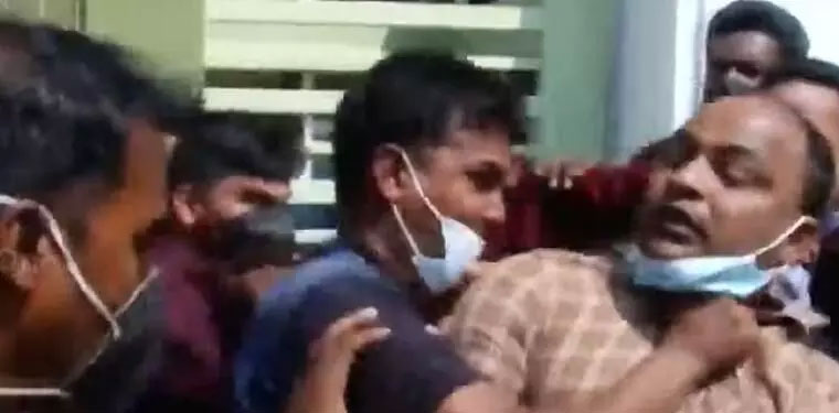സംസ്ഥാനത്ത് സംഘർഷം തുടരുന്നു  ;  തിരുവല്ലയിൽ ബ്ലോക്ക് കോൺഗ്രസ് ഓഫിസ് തകർത്തു