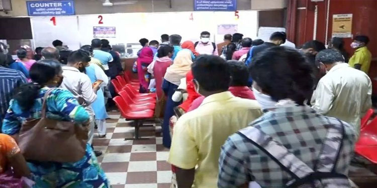 കൊവിഡ് വ്യാപനത്തിനിടെ നിയന്ത്രണമില്ലാതെ ജനക്കൂട്ടം ; എറണാകുളം ജില്ലാ ആശുപത്രിയില് വന് തിരക്ക്