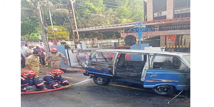 മണർകാട് ഓമ്നി വാനിന് തീപിടിച്ചു കത്തി നശിച്ചു ; ആളപായമില്ല