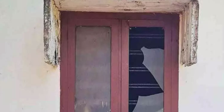 പയ്യോളിയിൽ വെട്ടിപ്പരിക്കേൽപ്പിക്കപ്പെട്ട യുവതിയുടെ വീടിന് നേരെ ആക്രമണം