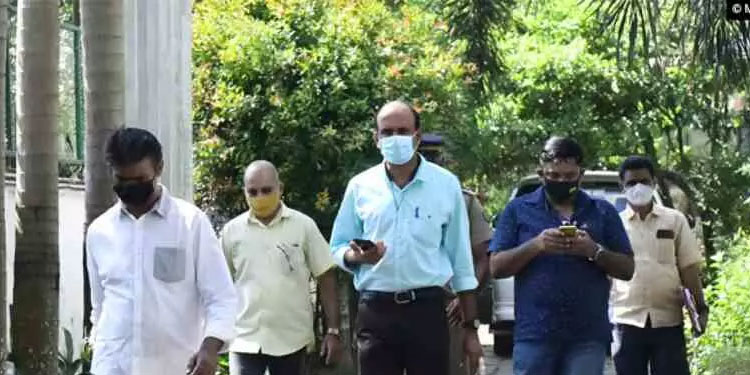പരിശോധന അറിഞ്ഞ് ആദ്യം ദിലീപെത്തി ,  പിന്നാലെ അഭിഭാഷകനും ;  തെളിവുകൾ ശേഖരിച്ച് ഉദ്യോഗസ്ഥർ ,  നാളെ നിർണായകം