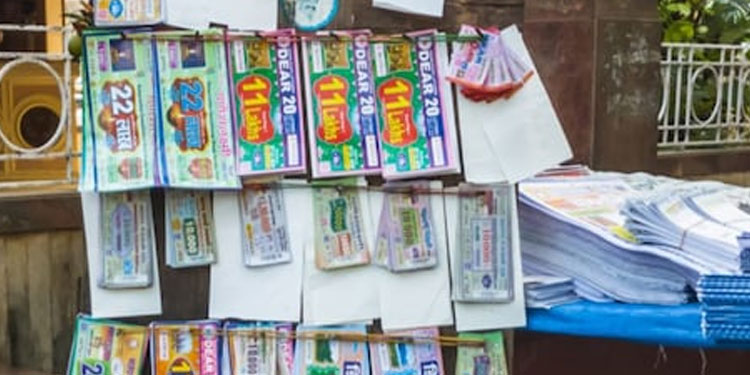 ലോട്ടറി നമ്പർ തിരുത്തി കച്ചവടക്കാരനെ കബളിച്ചു ;  പ്രതിയെ പിടികൂടി നാട്ടുകാർ