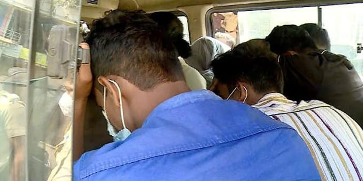 ബലമായി യുവതിക്കൊപ്പം ചേർത്തുനിർത്തി ചിത്രങ്ങളെടുക്കും , പിന്നീട് ഭീഷണി ;  ഹണിട്രാപ്പ് സംഘം പിടിയിൽ