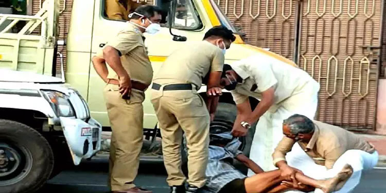 നടുറോഡില്‍ മദ്യപന്റെ വിളയാട്ടം ;  മണിക്കൂറോളം ഗതാഗതക്കുരുക്ക്