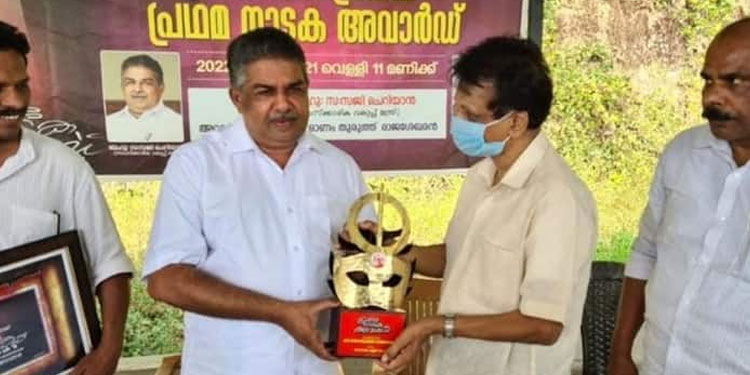 പ്രതിഭ പ്രഥമ അന്തർദേശീയ നാടക അവാർഡ് മന്ത്രി സജി ചെറിയാൻ സമ്മാനിച്ചു