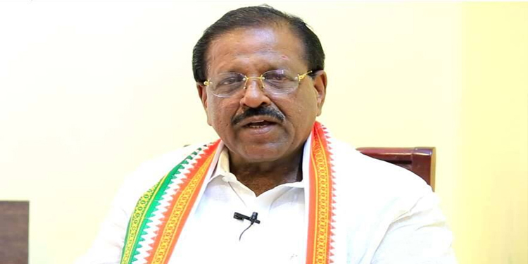 ദേശീയ പതാക തലതിരിച്ച് ഉയർത്തിയ സംഭവം : കർശന നടപടി വേണമെന്ന് രാജ് മോഹൻ ഉണ്ണിത്താൻ