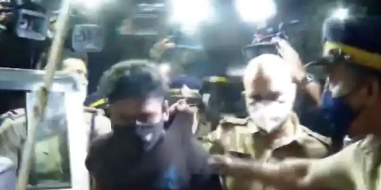 ചേവായൂ‍ർ പോലീസ് സ്റ്റേഷന് മുന്നിൽ വനിതാ മാധ്യമപ്രവ‍ർത്തകർക്ക് നേരെ കൈയ്യേറ്റം