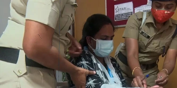 വനിത സ്റ്റേഷൻ മാസ്റ്ററെ ട്രെയിനിൽ ആക്രമിച്ച് സ്വർണം കവർന്നു  ;  തടയാൻ ശ്രമിക്കുന്നതിനിടെ വീണ് കൈയൊടിഞ്ഞു