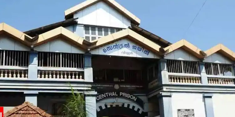 വിയ്യൂർ ജയിലിൽ നിന്ന് ചികിത്സയ്ക്ക് എത്തിച്ച പ്രതി ആശുപത്രിയിൽ നിന്ന് രക്ഷപ്പെട്ടു