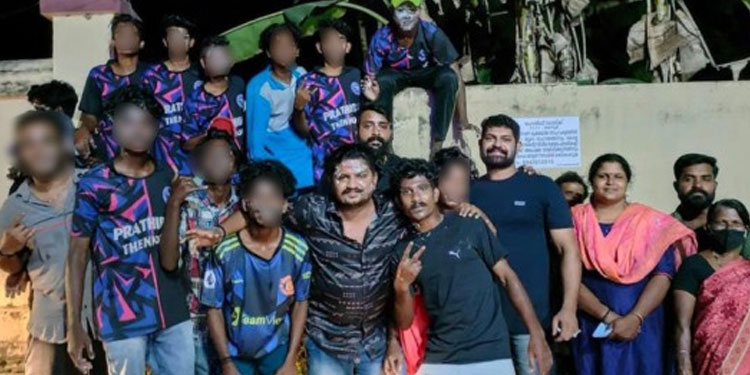 ജയിലില്‍നിന്നിറങ്ങിയ പോക്‌‌സോ പ്രതിയെ കേക്ക് നല്‍കി സ്വീകരിച്ച് ബിജെപി നേതാക്കള്‍