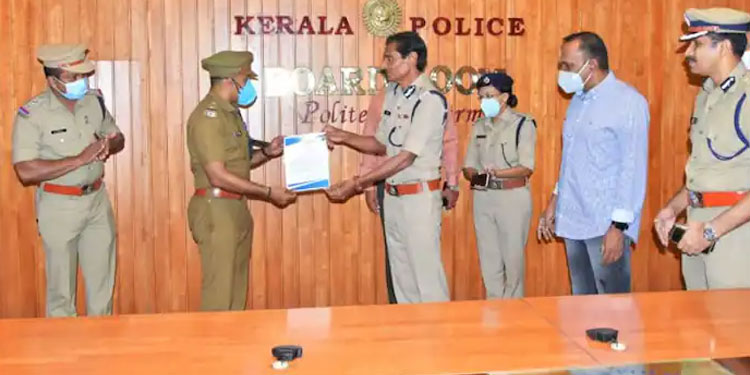 മുഖ്യമന്ത്രിയുടെ ചടങ്ങിലേക്ക് അതിക്രമിച്ച് കയറാൻ ശ്രമിച്ചയാളെ മര്‍ദ്ദനത്തില്‍ നിന്ന് രക്ഷിച്ചു , എസ് ഐക്ക് ആദരം