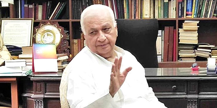 ഹിജാബ് വിവാദം ;  മുസ്ലീം പെൺകുട്ടികളെ മുഖ്യധാരയിൽ നിന്ന് മാറ്റി നിർത്താനുള്ള ഗൂഢാലോചനയെന്ന് ആരിഫ് മുഹമ്മദ് ഖാൻ