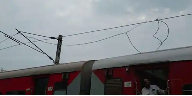 കോട്ടയത്ത് റെയിൽവേ ഇലക്ട്രിക് ലൈൻ പൊട്ടി വീണു ;  ട്രെയിൻ ഗതാഗതത്തിന് ഇരട്ട പ്രഹരം