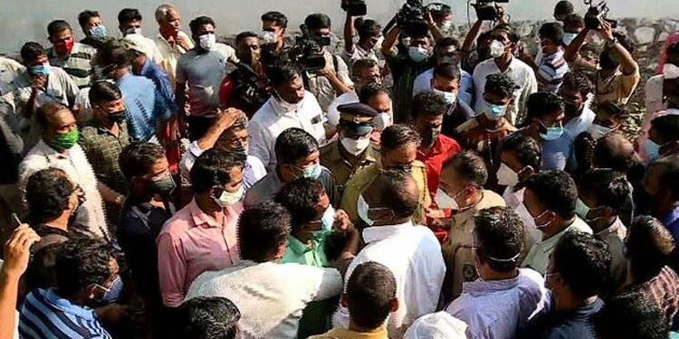 കണ്ണൂരിൽ ബോംബേറിൽ യുവാവ് കൊല്ലപ്പെട്ട സ്ഥലത്ത് സിപിഎം – കോൺഗ്രസ് പ്രവർത്തകർ തമ്മിൽ കൈയ്യാങ്കളി