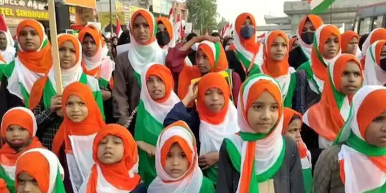 വിലക്കിനെതിരെ ത്രിവർണ്ണ ഹിജാബ് ധരിച്ച് സ്ത്രീകളും കുട്ടികളും ;  തമിഴ്നാട്ടിൽ പ്രതിഷേധം