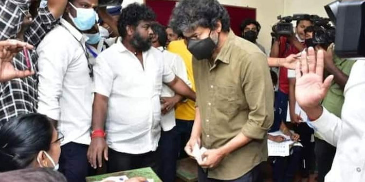 വോട്ട് ചെയ്യാനെത്തി ;  പോളിങ് ബൂത്തില്‍ തിരക്കോട് തിരക്ക് ,  ഉദ്യോഗസ്ഥരോട് മാപ്പ് പറഞ്ഞ് വിജയ്