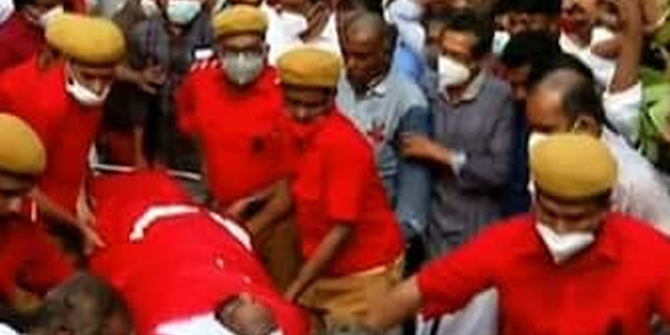 ചങ്ക് പൊട്ടി കുടുംബം , നീറുന്ന മനസോടെ അന്ത്യാഭിവാദ്യമേകി പ്രവർത്തകർ ; ഹരിദാസ് ഇനി ജ്വലിക്കുന്ന ഓർമ്മ