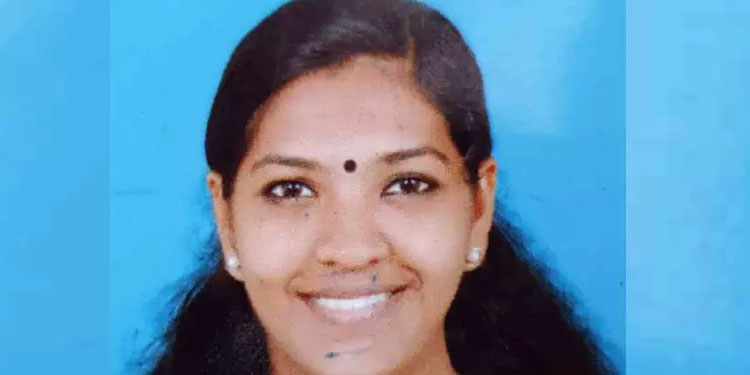 സിപിഎം പഞ്ചായത്തംഗം ‍‍‍‍ആർഎസ്എസ് നേതാവിനെ വിവാഹം ചെയ്തു ;  പിന്നാലെ മെമ്പർ സ്ഥാനം രാജിവെച്ചു