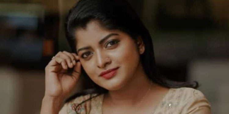 പോക്സോ കേസിലെ പരാതിക്കാരിയുടെ പേര് വെളിപ്പെടുത്തി ; അഞ്ജലിക്കെതിരെ പുതിയ കേസ്