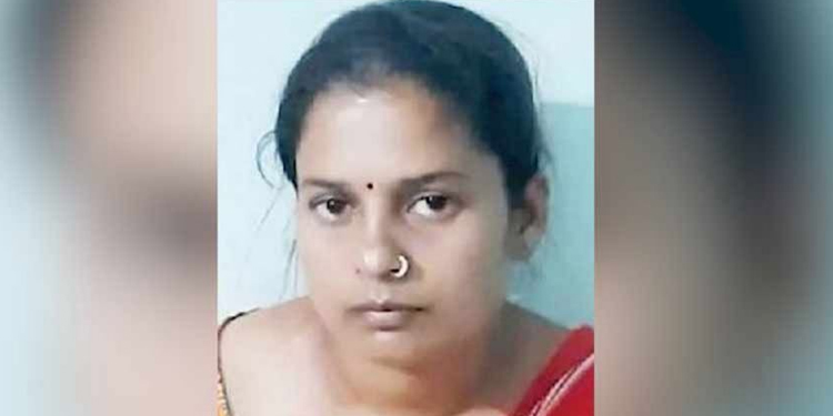 ബന്ധം തകര്ന്നു ; കാമുകന്റെ ഭാര്യയും മക്കളുമടക്കം 5 പേരെ വെട്ടിക്കൊന്ന് യുവതി