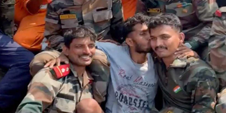 സൈനികര്‍ക്ക് ഉമ്മ നല്‍കിയും ഭാരത് മാതാ കീ ജയ് വിളിച്ചും ബാബു