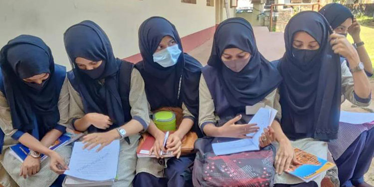 ഹിജാബ് വിവാദം ; കോടതി വിധി വരുന്നത് വരെ വിദ്യാര്‍ത്ഥിനികള്‍ പുറത്ത് തന്നെ
