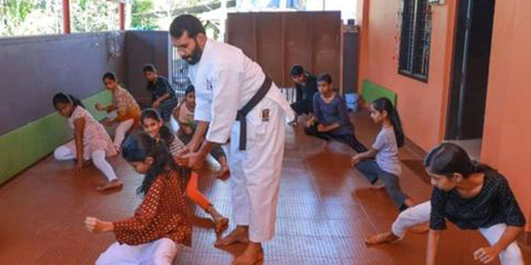 സ്വയം പ്രതിരോധത്തിന് അടവുകൾ പരിശീലിച്ച് മുക്കത്തെ പെൺകുട്ടികൾ