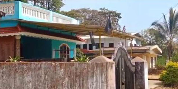 തെരഞ്ഞെടുപ്പ് ബഹിഷ്‌കരിച്ച് വീടിന് മുന്നില്‍ കരിങ്കൊടി ; ടാര്‍മിക്‌സിങ് പ്ലാന്റ് അടച്ചുപൂട്ടാത്തതില്‍ പ്രതിഷേധം