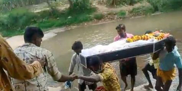 വഴി ഭൂവുടമകൾ കയ്യേറി, മൃതദേഹം സംസ്ക്കരിക്കാൻ പുഴ നീന്തിക്കടക്കേണ്ട സ്ഥിതിയിൽ ആദിവാസി കുടുംബങ്ങൾ