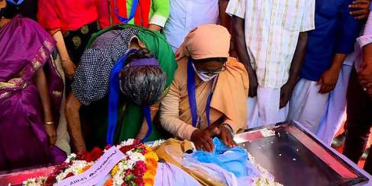 എന്‍ഡോസള്‍ഫാന്‍ മേഖലയില്‍ മരിച്ച കുഞ്ഞിന്‍റെ മൃതദേഹവുമായി കാസര്‍കോട് പ്രതിഷേധം