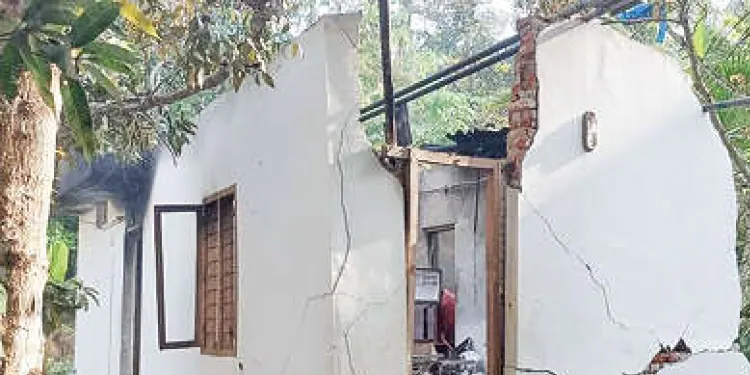 യുവാവ് വീടിനു തീയിട്ടു ; ഗ്യാസ് സിലിൻഡർ പൊട്ടിത്തെറിച്ച്‌ വീട് പൂർണമായി തകർന്നു