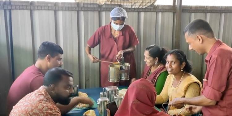 വാവ സുരേഷ് ആശുപത്രി വിട്ടതിലെ ആഹ്ലാദം ; സൗജന്യ ഭക്ഷണം വിളമ്പി കുടുംബശ്രീ ഹോട്ടൽ