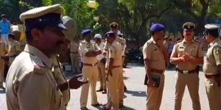 നെറ്റിയില്‍ കുറി തൊട്ടുവന്ന വിദ്യാര്‍ഥിയെ സ്‌കൂളില്‍ കയറ്റിയില്ല ; ഹിജാബിന് പിന്നാലെ കര്‍ണാടകയില്‍ കുറി വിവാദം