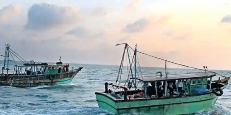 ​ഗുജറാത്ത് തീരത്ത് പാക് ബോട്ടുകൾ പിടികൂടി ;  ബോട്ടിലുണ്ടായിരുന്നവർ കരയിലേക്ക് കടന്നെന്ന സൂചന