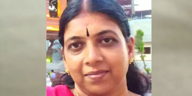 മകളോടൊപ്പം സ്‌കൂട്ടറിൽ പോകവെ ലോറിയിടിച്ച് ബ്യൂട്ടിപാര്‍ലര്‍ ഉടമ മരിച്ചു