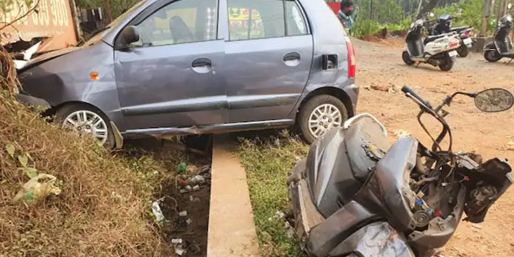 കോഴിക്കോട് നിയന്ത്രണം വിട്ട കാർ നിർത്തിയിട്ട സ്കൂട്ടറിൽ തട്ടി ;  മതിലിൽ ഇടിച്ച് നാലു വയസുകാരന് ദാരുണാന്ത്യം