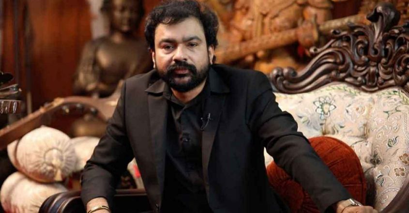 മോൻസണിൽനിന്നു പണം വാങ്ങി ;  സിഐക്കും എസ്ഐക്കുമെതിരെ അന്വേഷണം
