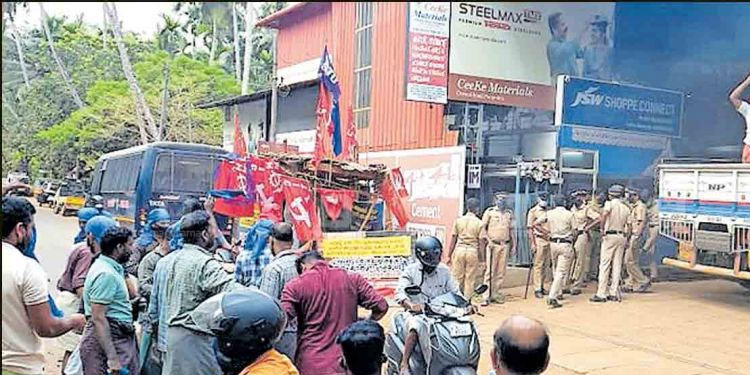 പോലീസ് നോക്കി നിന്നു ;  പേരാമ്പ്രയിലെ കടയിൽ ബലം പ്രയോഗിച്ച് ചരക്കിറക്കി
