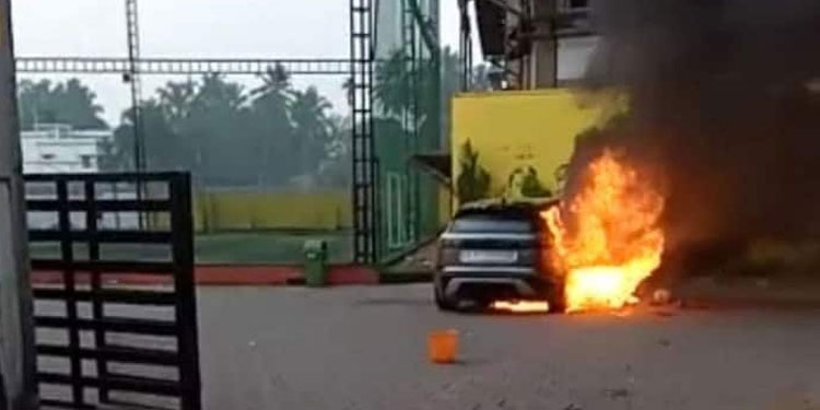 കോഴിക്കോട് ടര്‍ഫില്‍ നിര്‍ത്തിയിട്ട ഒരു കോടിയുടെ കാര്‍ കത്തി നശിച്ചു