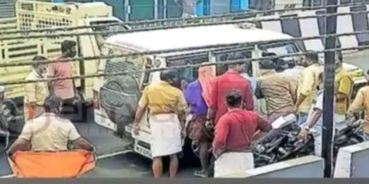 ഭാര്യ കാണാൻ കൂട്ടാക്കിയില്ല ,  എടപ്പാള്‍ മേല്‍പ്പാലത്തില്‍ കയറി നിന്ന് ബസ് ജീവനക്കാരന്റെ ആത്മഹത്യാഭീഷണി