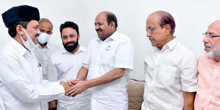 കോടിയേരി പാണക്കാടെത്തി തങ്ങൾ കുടുംബത്തെ ആശ്വസിപ്പിച്ചു