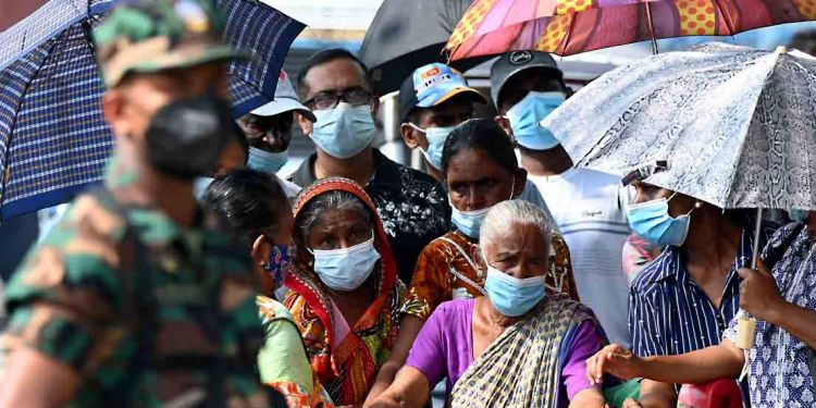 ശ്രീലങ്കയില്‍ പെട്രോള്‍ പമ്പില്‍ സൈന്യത്തെ നിയോഗിച്ച് സര്‍ക്കാര്‍ ; ക്ഷാമം അതിരൂക്ഷം