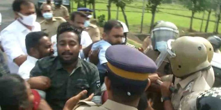 പിറവത്ത് പ്രതിഷേധിച്ച് എംഎൽഎയും നാട്ടുകാരും ; സംഘർഷത്തിൽ 4 പേർക്ക് പരുക്ക്