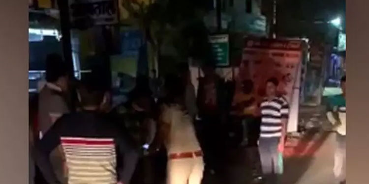 മദ്യപിച്ച് ബഹളമുണ്ടാക്കി വീണ യുവതിയെ നിലത്തിട്ട് ചവിട്ടി ഡ്രൈവർമാർ ;  നോക്കിനിന്ന് പോലീസ്