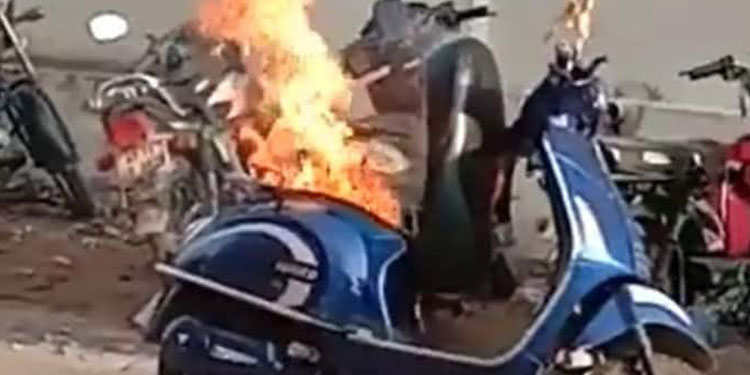 ഇലക്ട്രിക് സ്കൂട്ടറിന്‍റെ ബാറ്ററി പൊട്ടിത്തെറിച്ച് തീപിടിച്ചു ;  അച്ഛനും മകൾക്കും ദാരുണാന്ത്യം